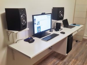 Про компьютерный стол в частности и рабочее место в общем